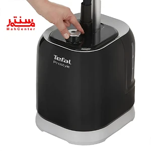 دست در حال تنظیم اتو بخار تفال پرو استایل مشکی و نقره ای.